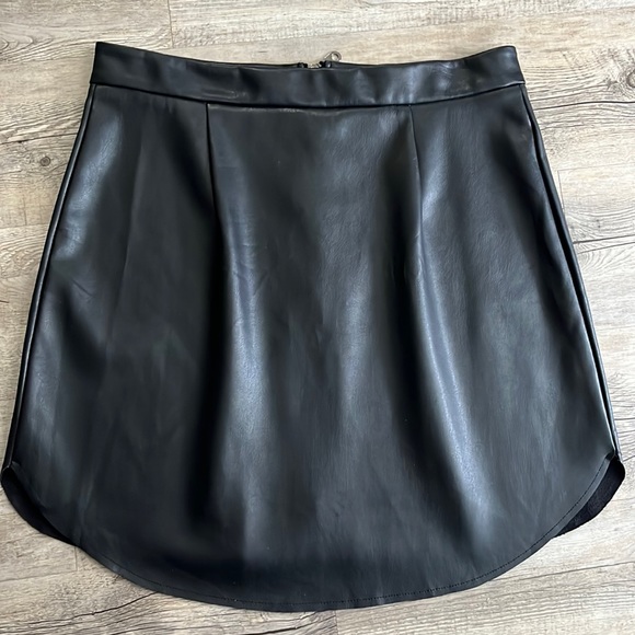 Guess faux leather skirt NWT Medium Front Zip - Picture 4 of 7